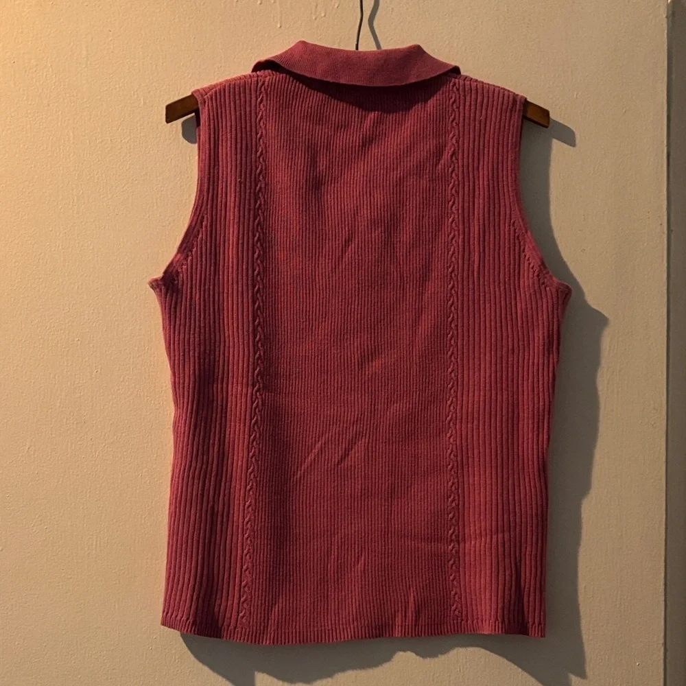 ⚫️Izod Pink/Coral Sleeveless Ribbed Top V- Neck With Collar, Size M